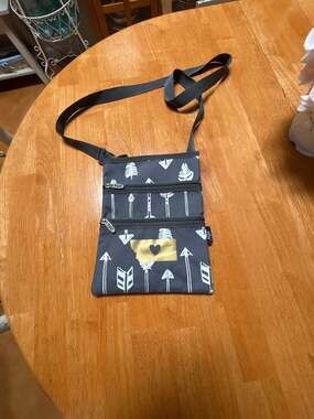 NGIL Arrow Print Crossbody Messenger Hipster Bag with Montana Heart Graphic